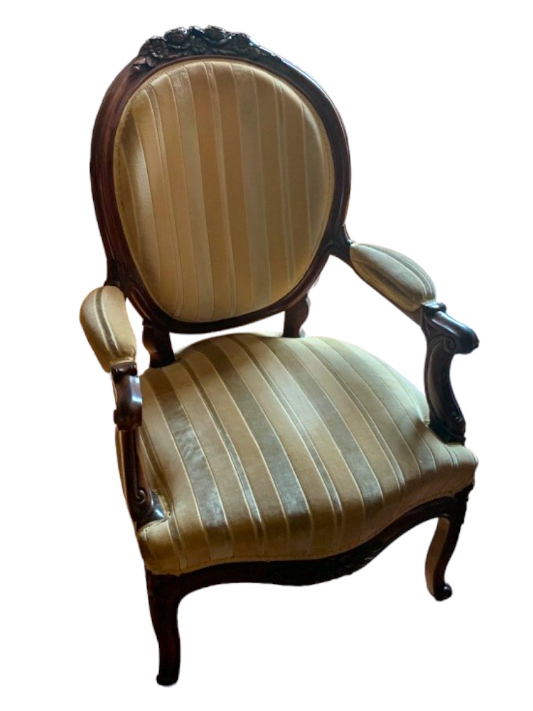 Антикварное кресло до реставрации
