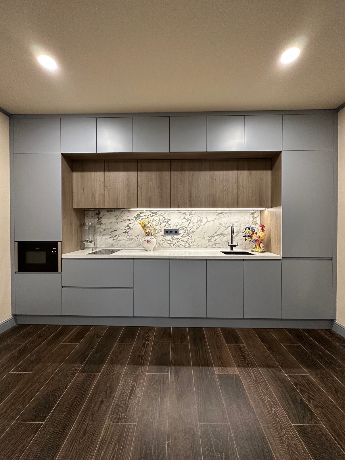 Современная прямая кухня 4 м (серая с деревом)