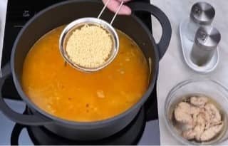 Приготовление супа из консервированной горбуши: шаг 7