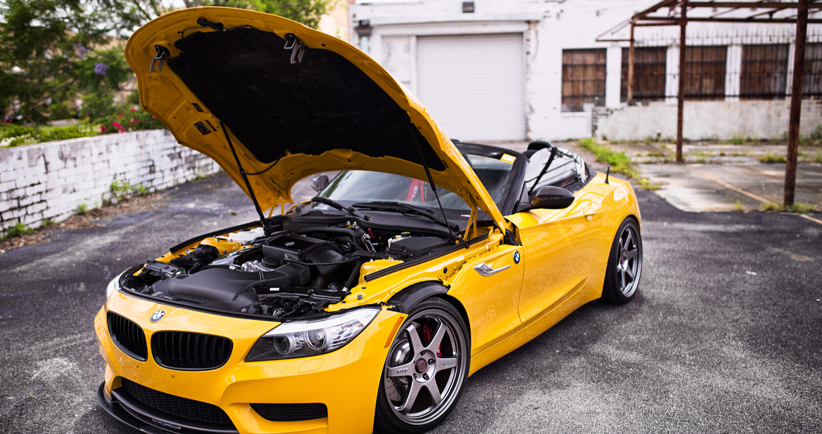 Видишь желтую машину. BMW z4 желтая. BMW z4 e89 желтая. BMW z4 капот. BMW z4 Roadster желтая.