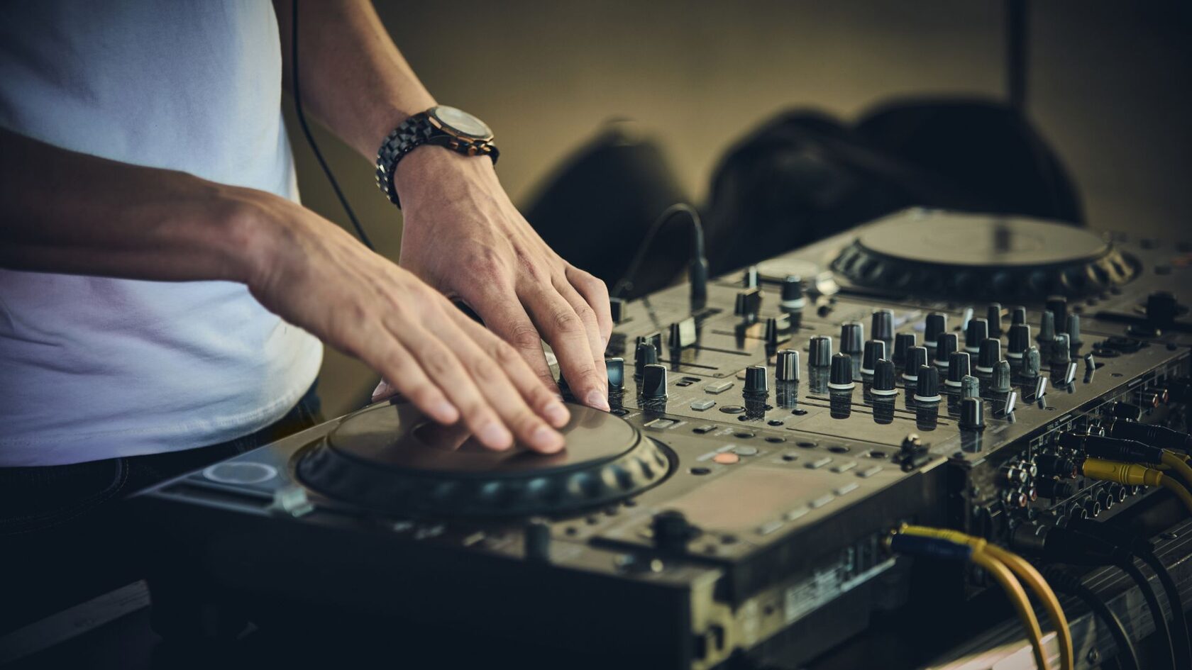 Новичок за диджейским пультом