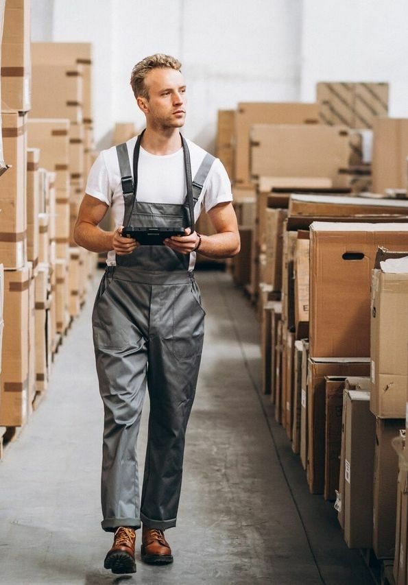 Работа на складе спортмастер. Грузчик на склад. Работник склада. Комплектовщик на склад. Упаковщик комплектовщик.