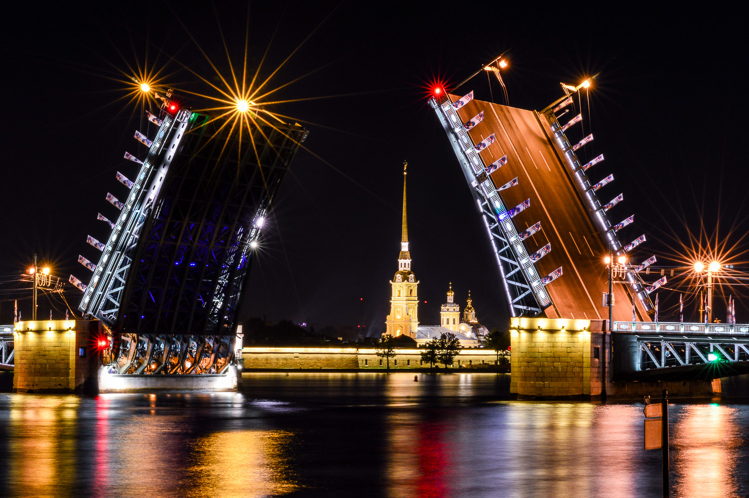 Разведенный дворцовый мост в санкт петербурге фото