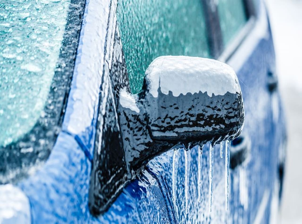 Можно мыть машину в морозы. Автомобиль зима. Машины после зимнего. Мойка автомобиля зимой. Замерзшая машина.