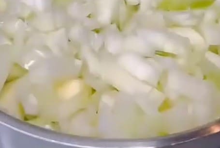 Приготовление кетчупа из кабачков с томатной пастой и луком: шаг 1