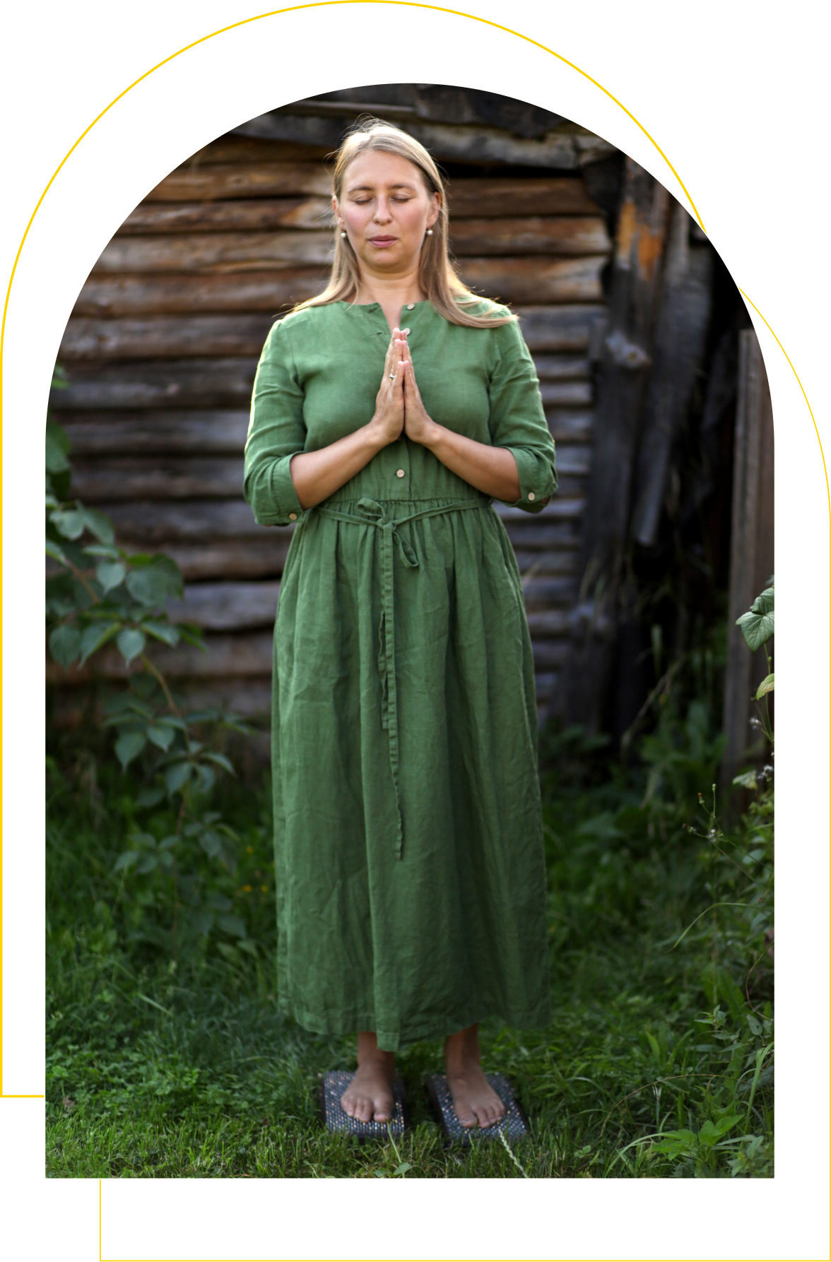 Оксана медитирует, стоя на гвоздях