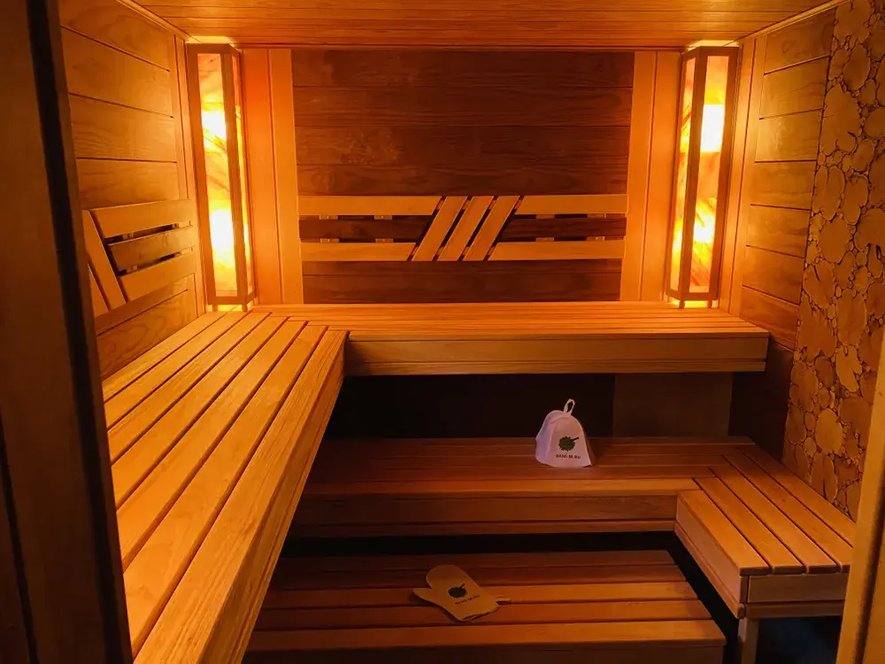 как абажуры из дерева с гималайской солью влияют на интерьер и здоровья в бане.