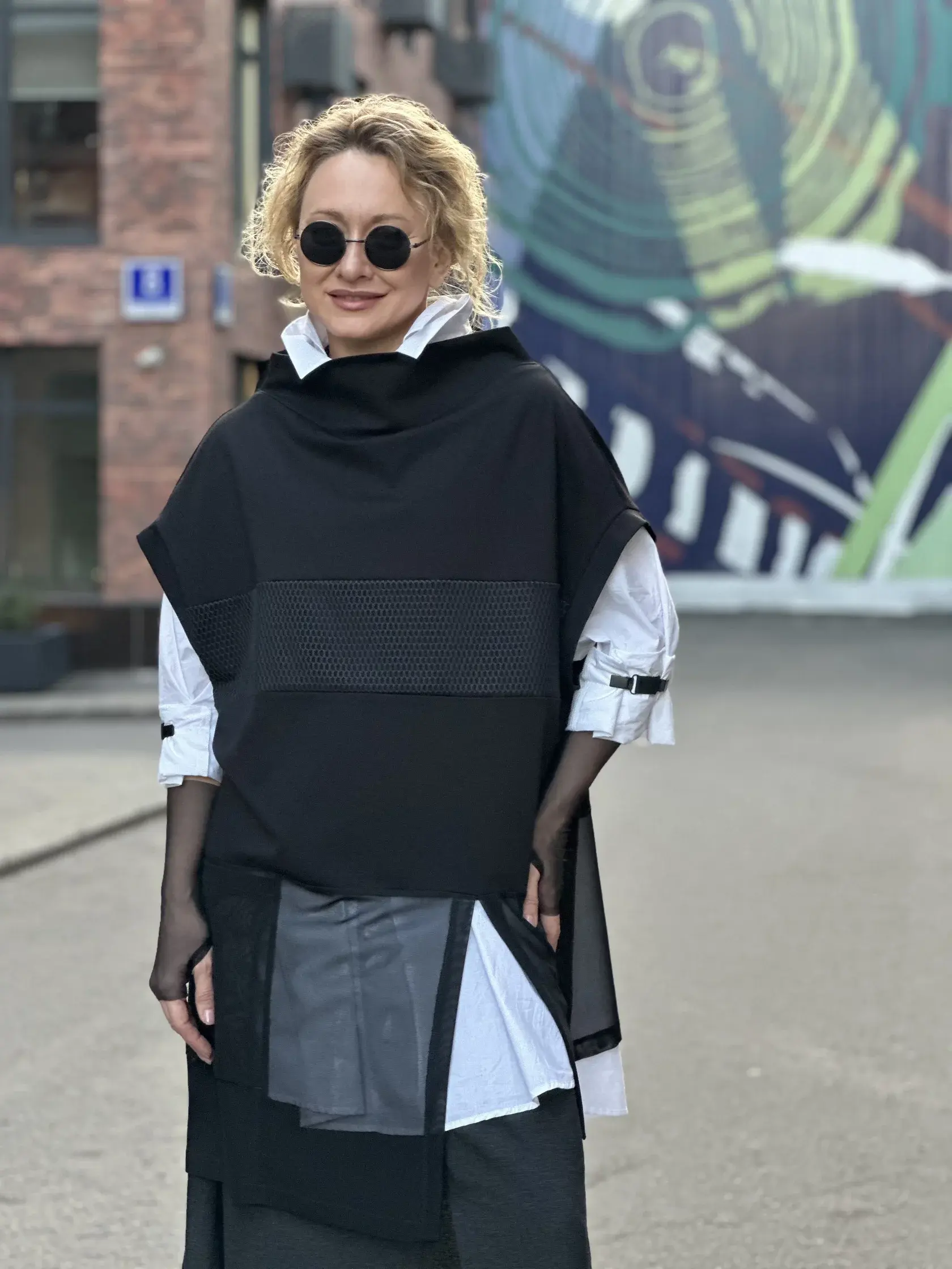 АВВА Концепт — женщина в черном пончо