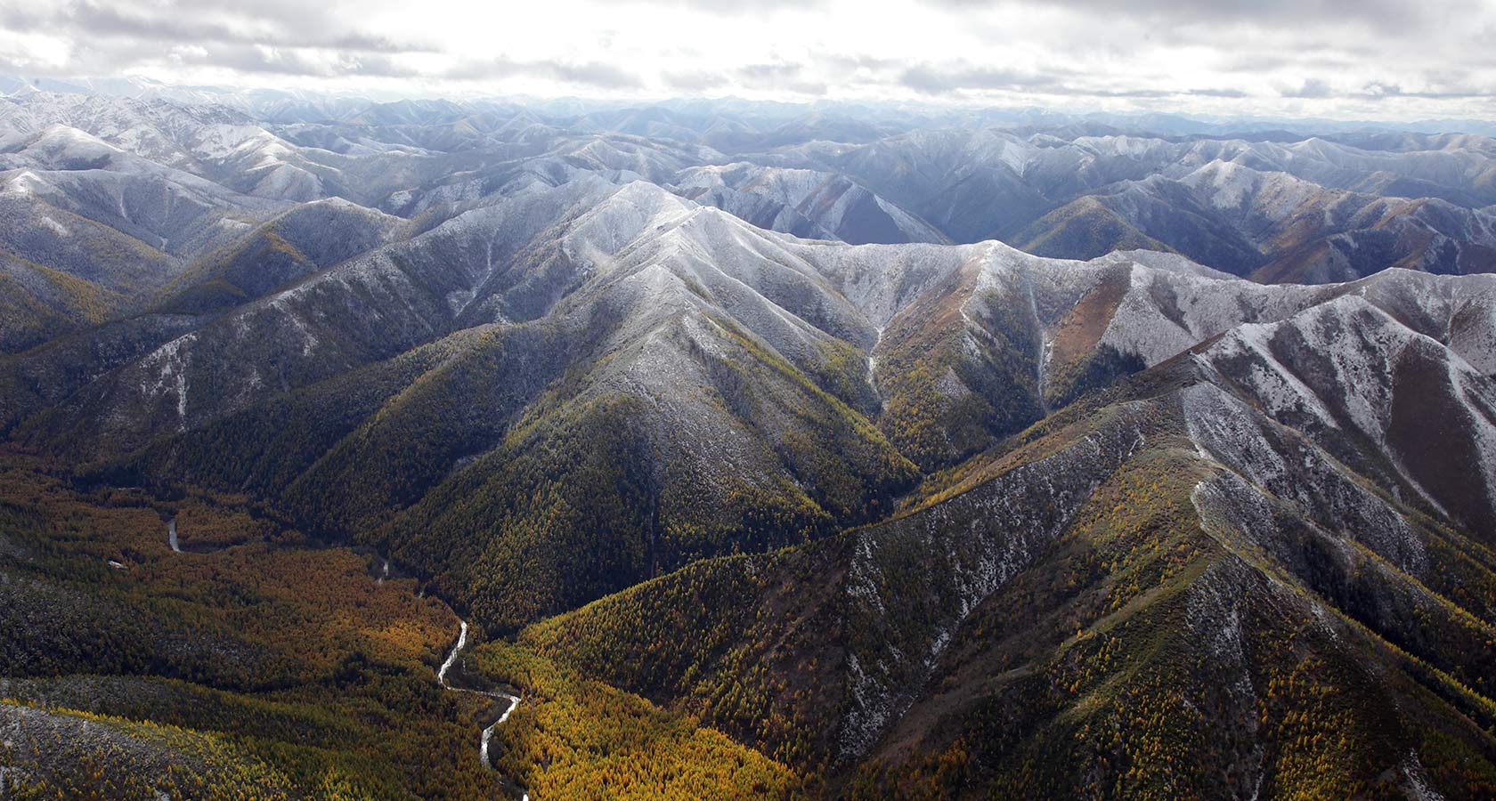 Горы у восточных границ. Горная цепь урал. Горы у восточных границ. Гора колбан алтай. Гиндукуш горы.