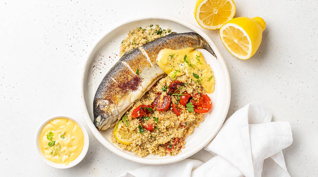 Форель с киноа и голландским соусом
