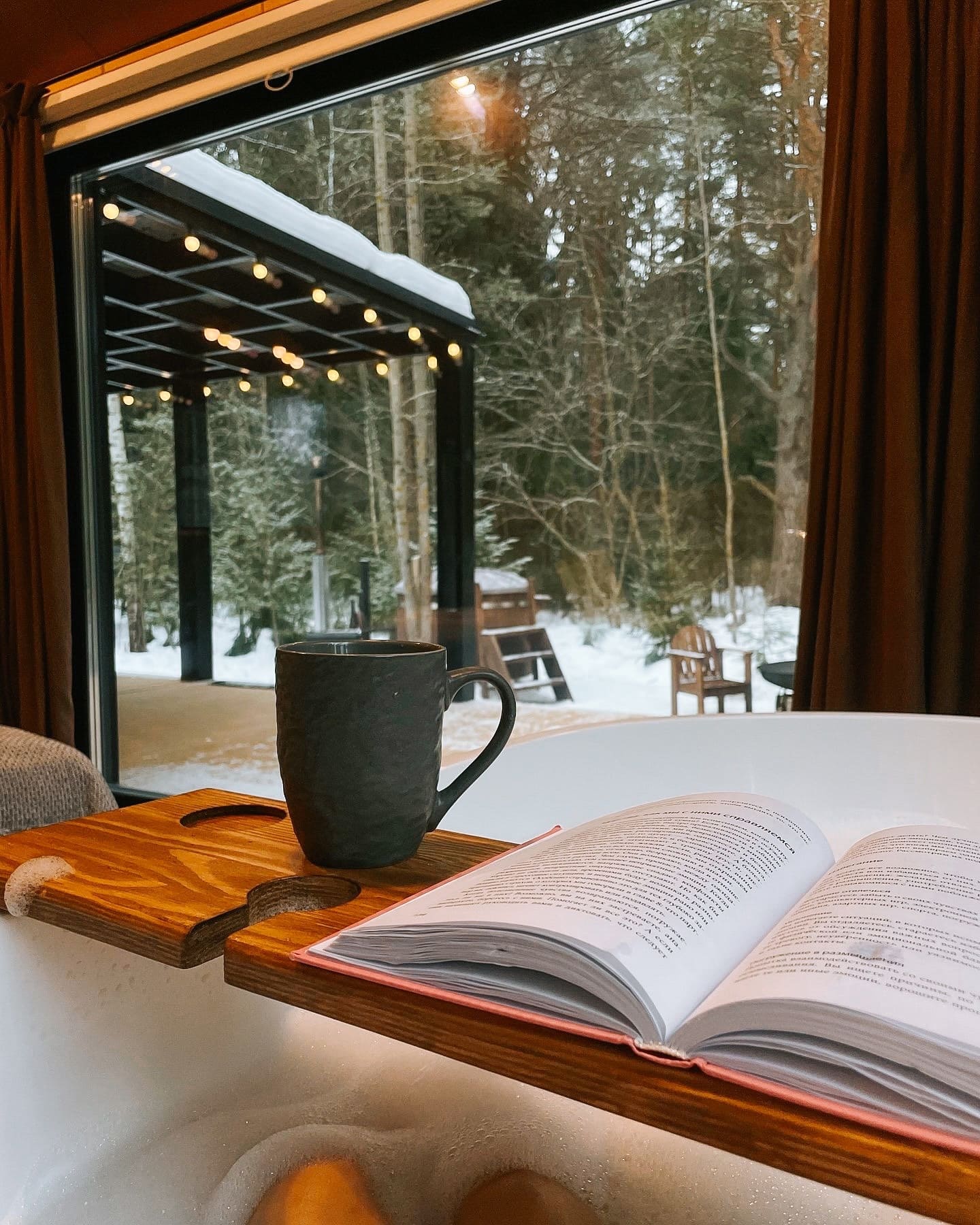 Отдых в треугольном домике с ванной у окна в глэмпинге под кронами