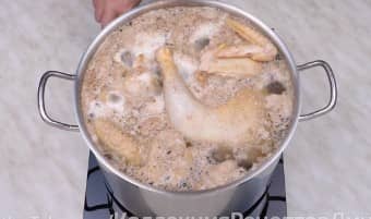 Приготовление холодца из свинины, говядины и курицы: шаг 4