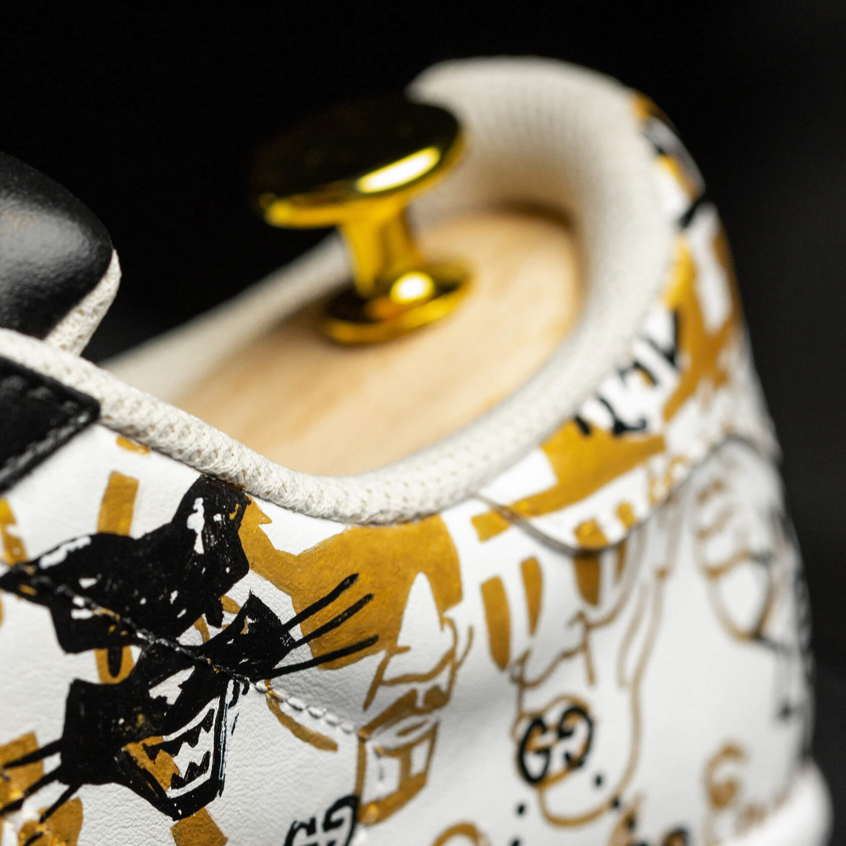 Роспись кроссовок adidas superstar, посвященная хип-хопу 80-х. Автор Алексей Бархан.