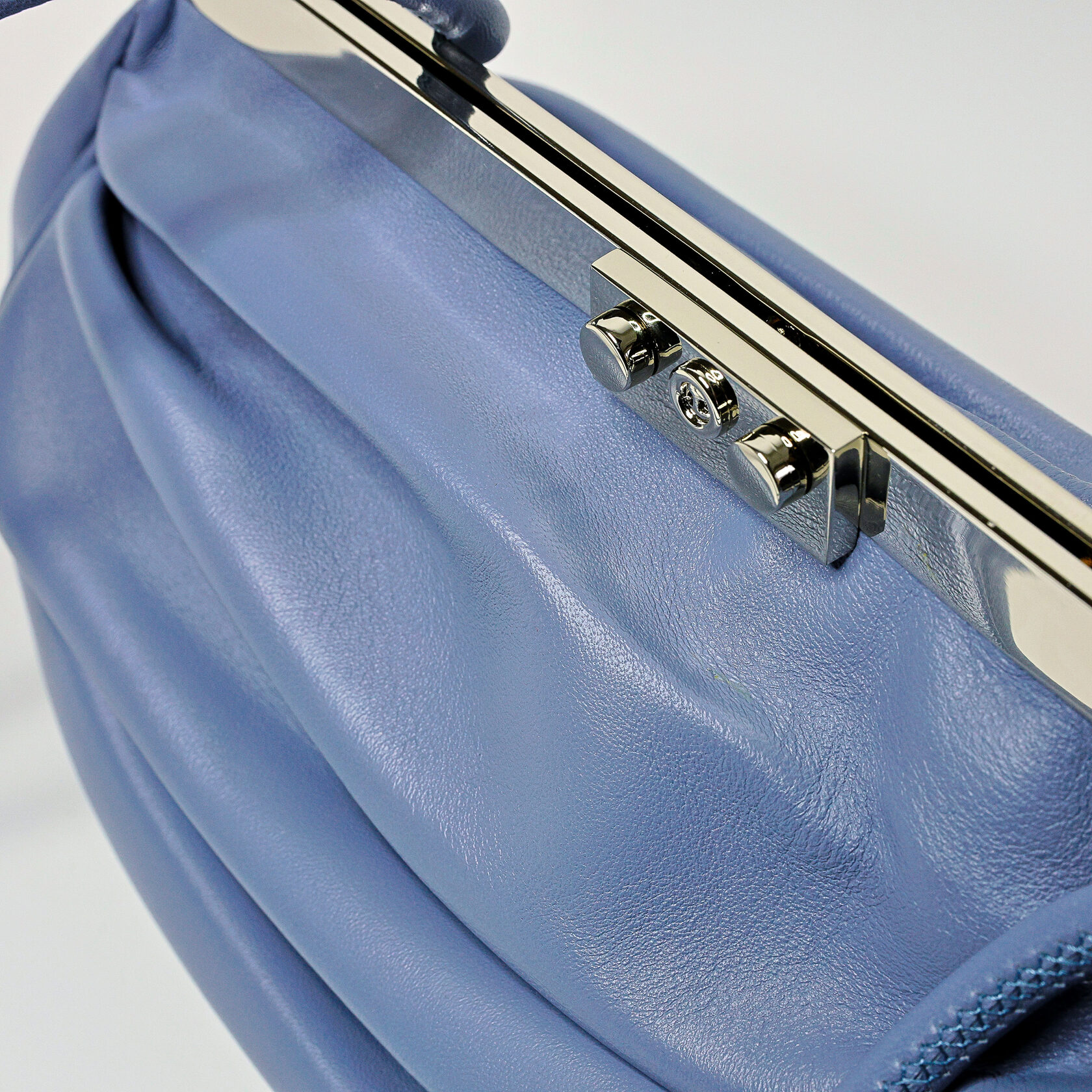 сумка вытянутой формы из мягкой овечьей кожи на фермуаре серо-голубого цвета ручной работы