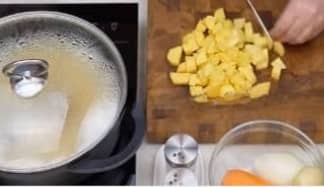 Приготовление горохового супа с копчёными свиными рёбрышками: шаг 7