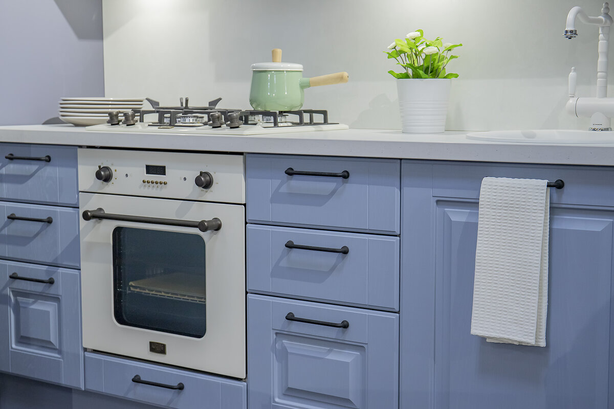 Выдвижные ящики во всех напольных секциях, кроме мойки. Кухня МЮНХЕН (МДФ+ПВХ). Фото в салоне