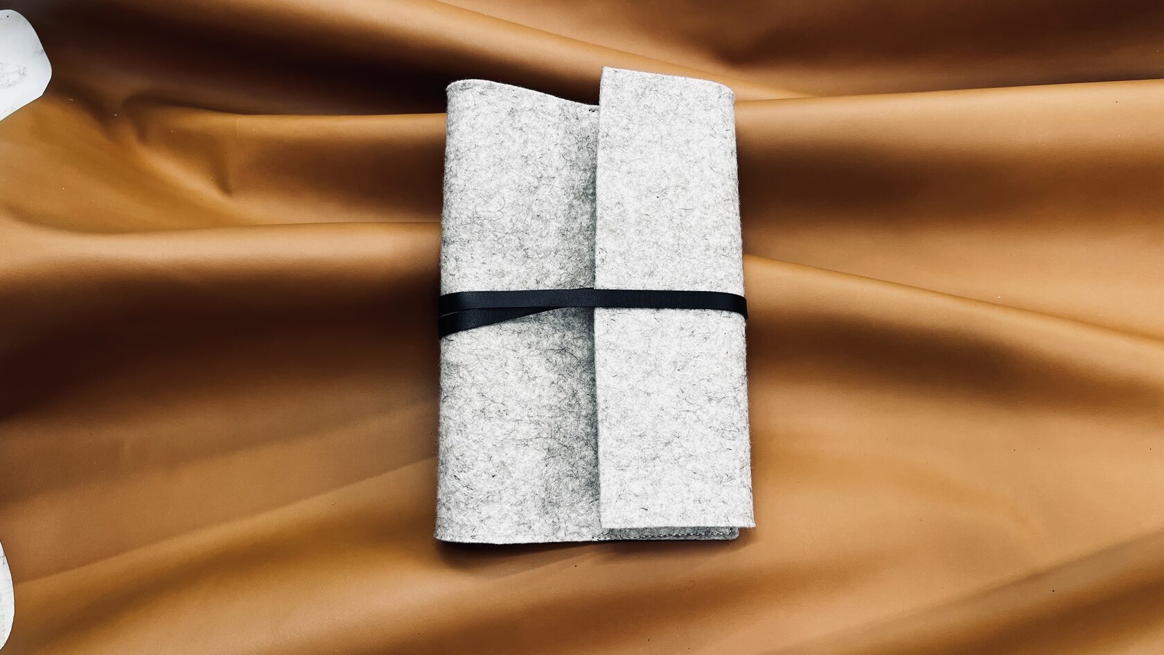 Подарочный сертификат VLKV на кожаные изделия ручной работы в Москве