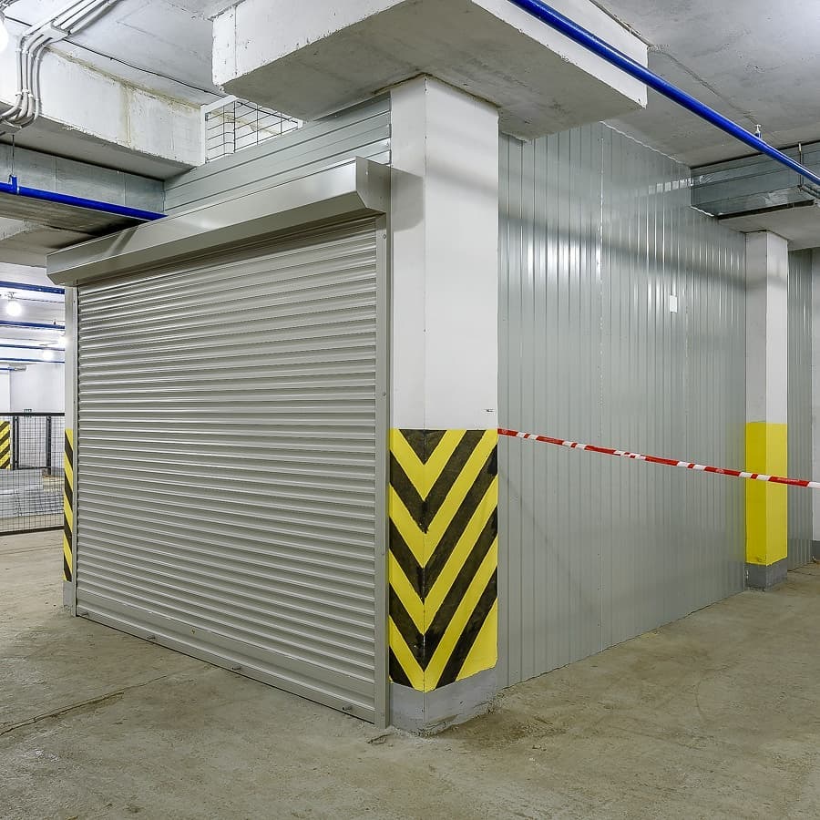 Серый гараж (MaxParking) в подземном паркинге из профлиста с рольставнями электропривод