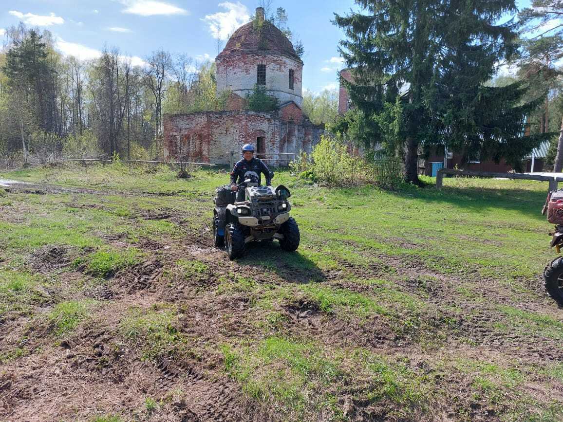 Квадроцикл у старинного храма в Мещёре