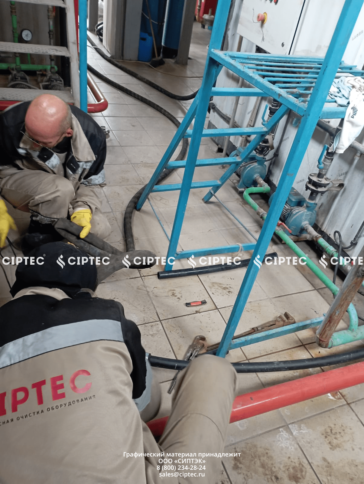 Специалисты CIPTEC подключают промывочные шланги к паровому котлу на объекте