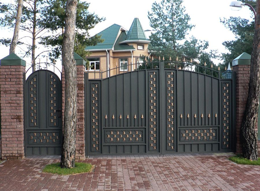 Ворота и забор в частном доме фото