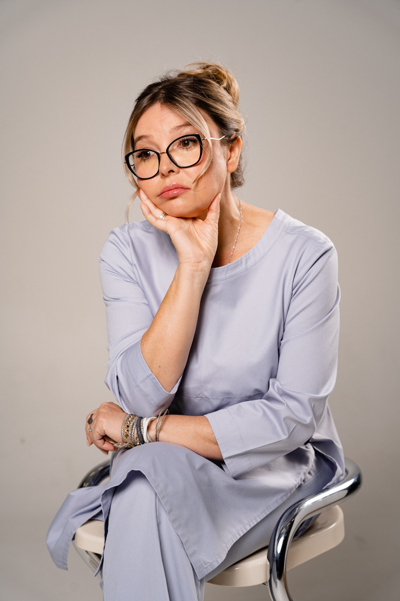 Елена Пшинник в задумчивой позе