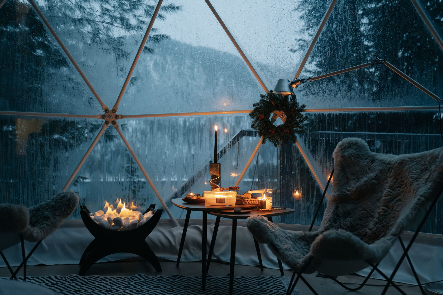 Купол Fusion Inn зимним вечером, вид на Телецкое озеро