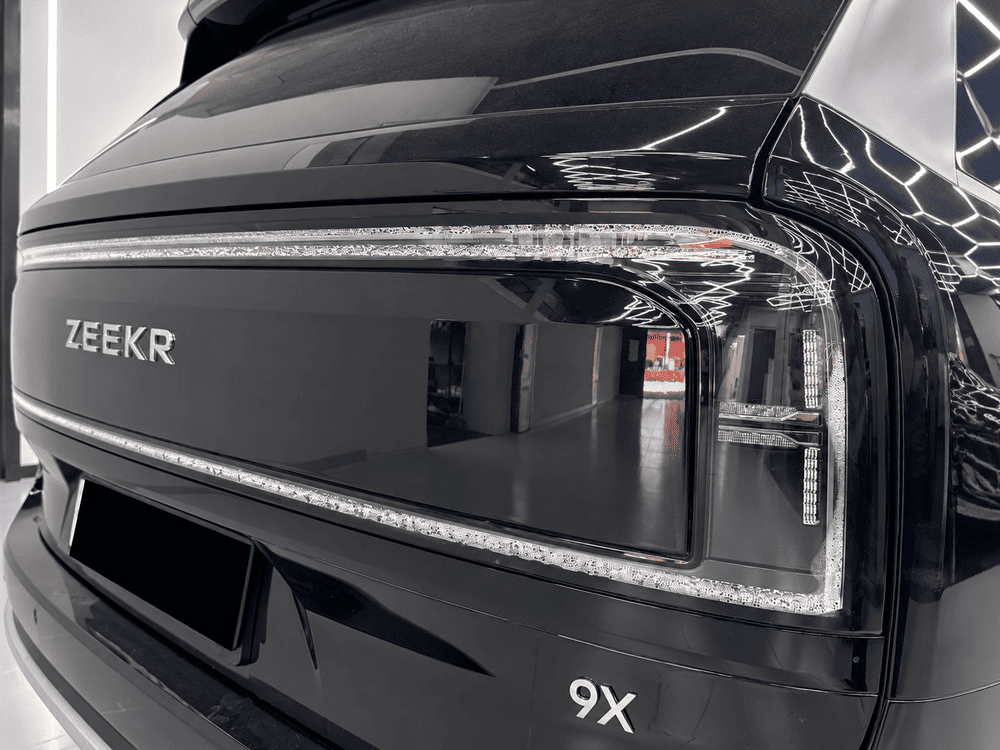 Запотевший задний фонарь Zeekr 9X — конденсат на внутренней поверхности рассеивателя