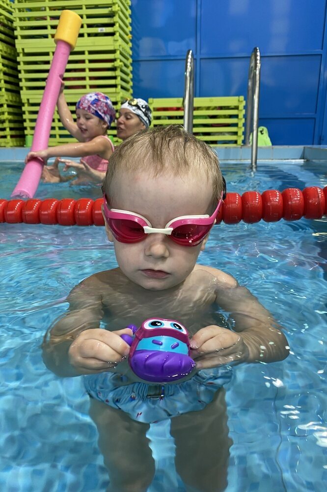 Обучение плаванию ребенка 0 лет, 1 год, 2, 3 года в бассейне Москвы с мамой или с тренером школы плавания для детей Strong Swim