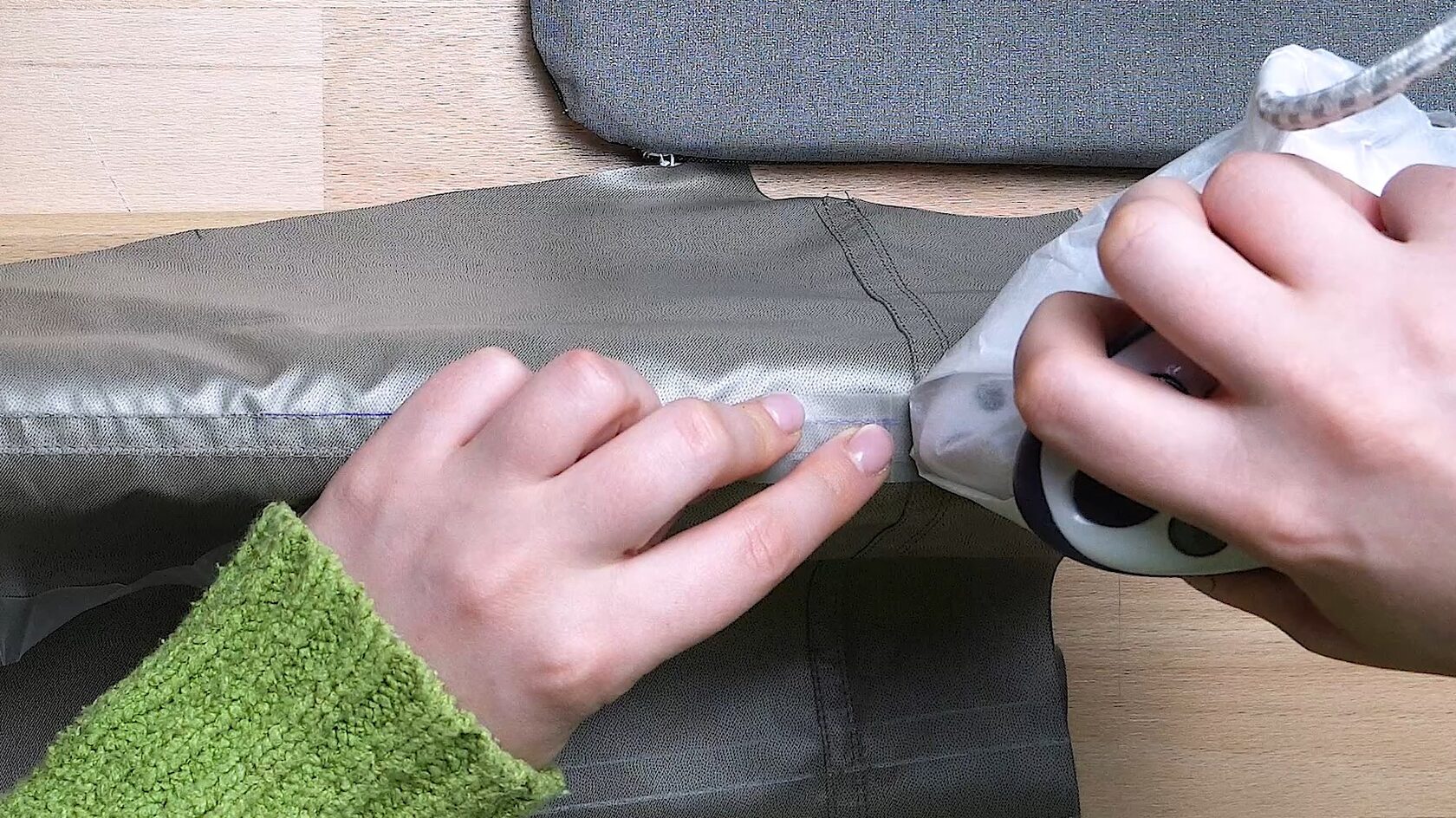 Герметизация швов на мембранной куртке — процесс проклейки