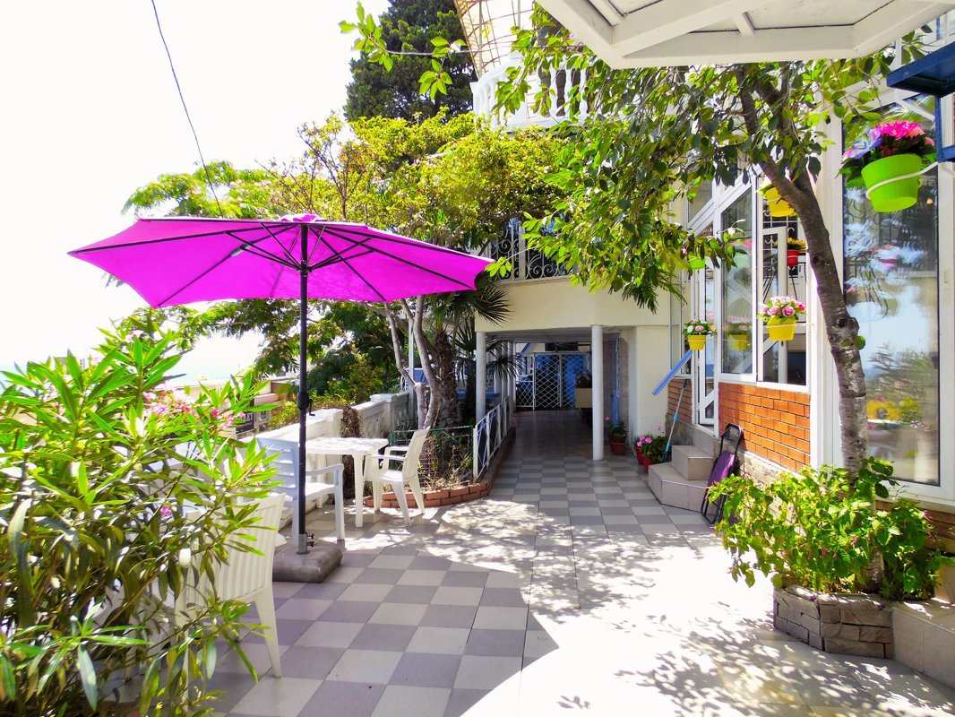 главная улица ялты. глициния в черногории. ялта картины. старые улочки ялты, гурзуфа. балаклавский дворик, севастополь.