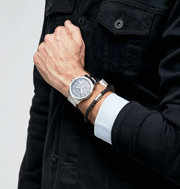 Мужские часы на руке с браслетами