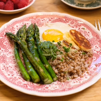 Блюдо: Гречка, спаржа, халуми, яйцо