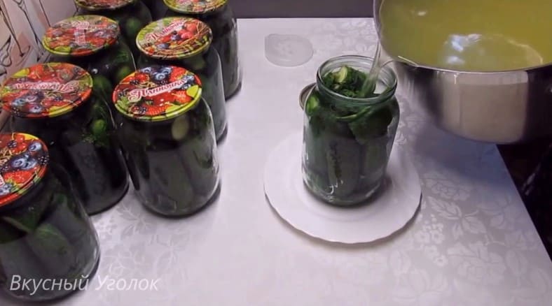 Приготовление маринованных огурцов на зиму с уксусом: шаг 13