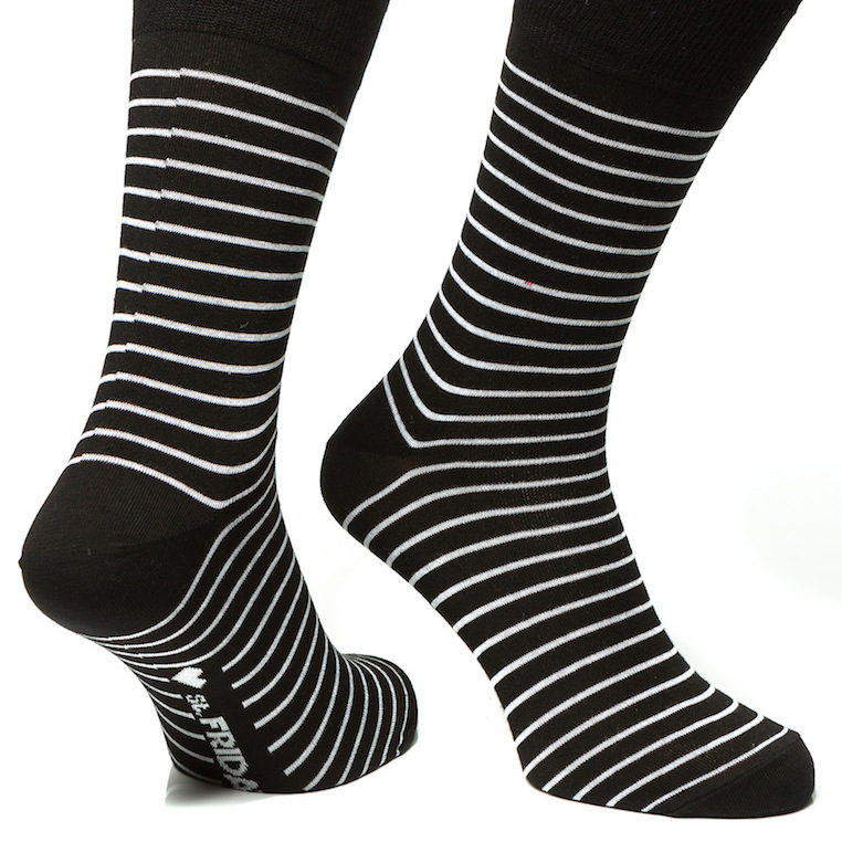 Черно белые носочки. Носки. Носки черные. Полосатые носки. Мужские полосатые носки.