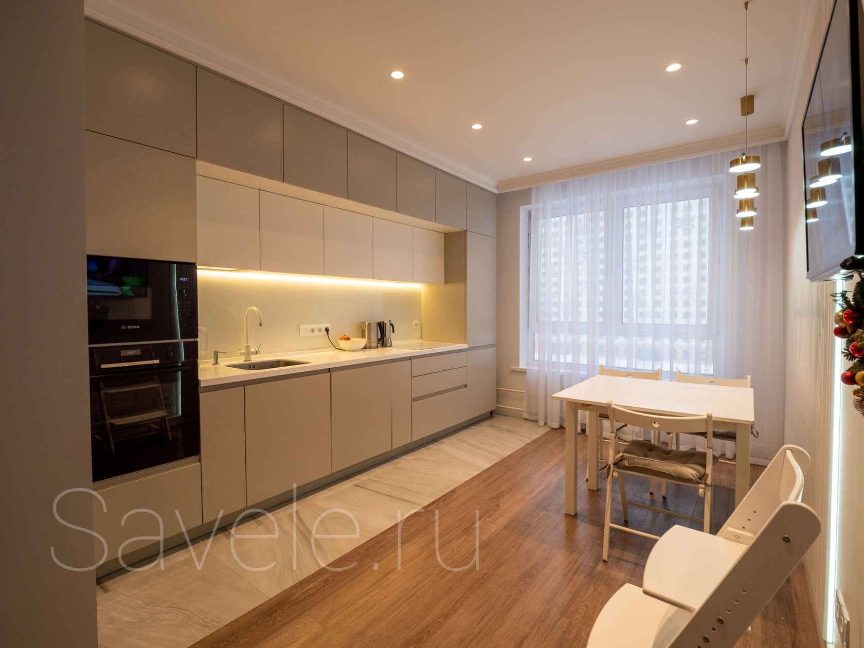 Прямая кухня с антресолями 4 метра