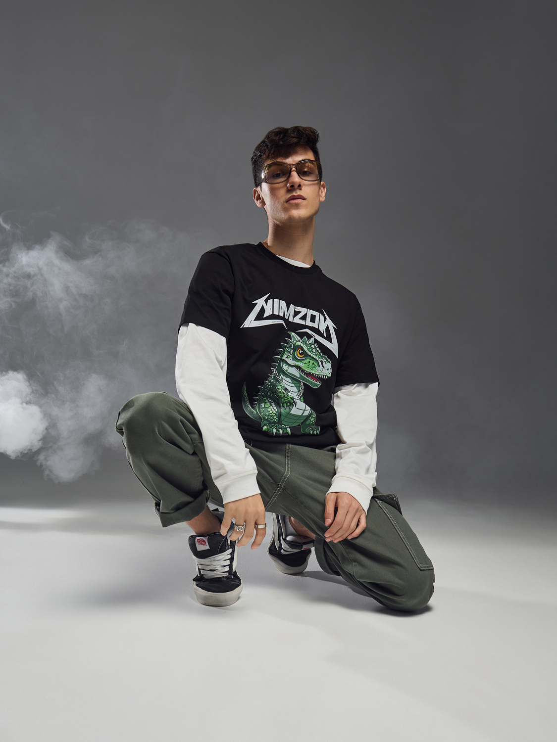 креативная съемка одежды на сером фоне