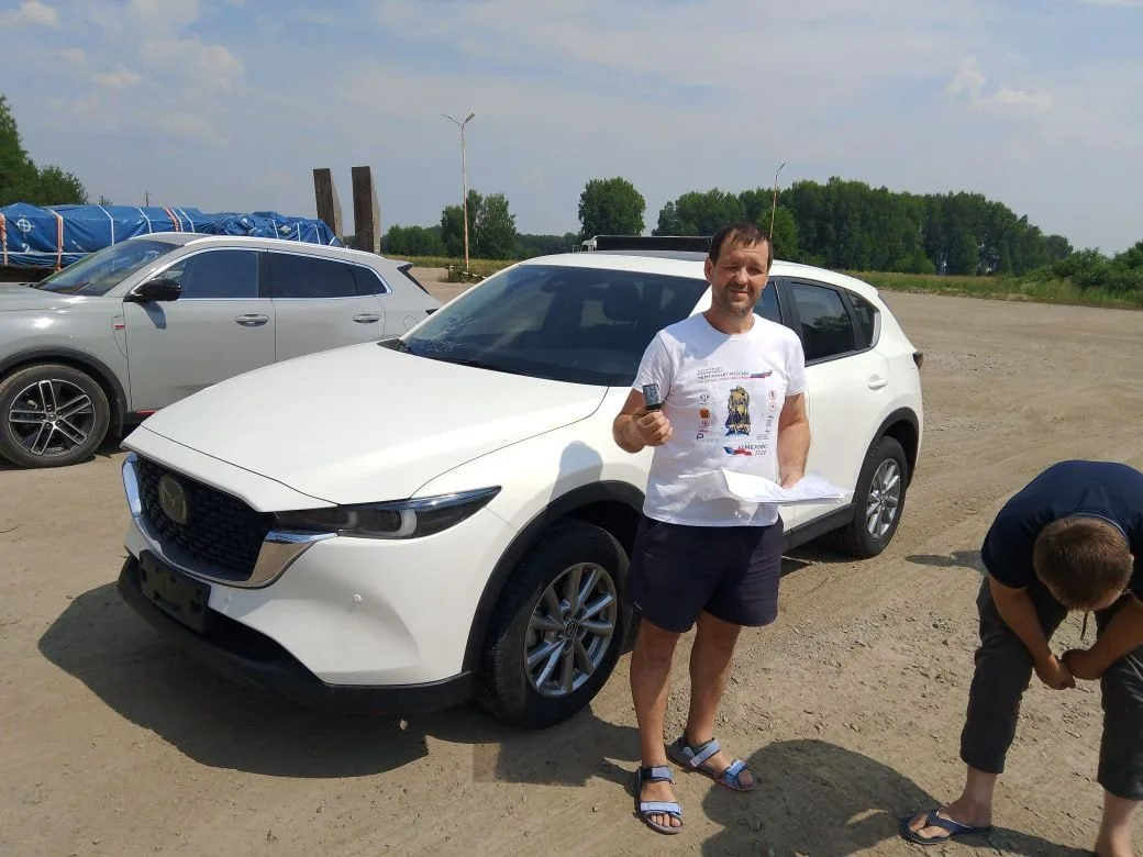 Денис с автомобилем Mazda CX-5