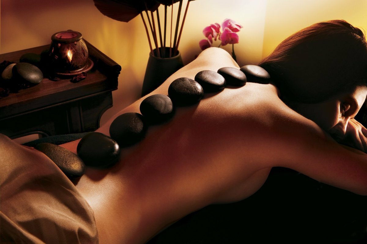 Массажный красивая девушка. Тайский Стоун массаж. Массаж горячими камнями (Stone massage). Массаж горячими камнями. Стоун - терапия.. Камни для массажа спины.