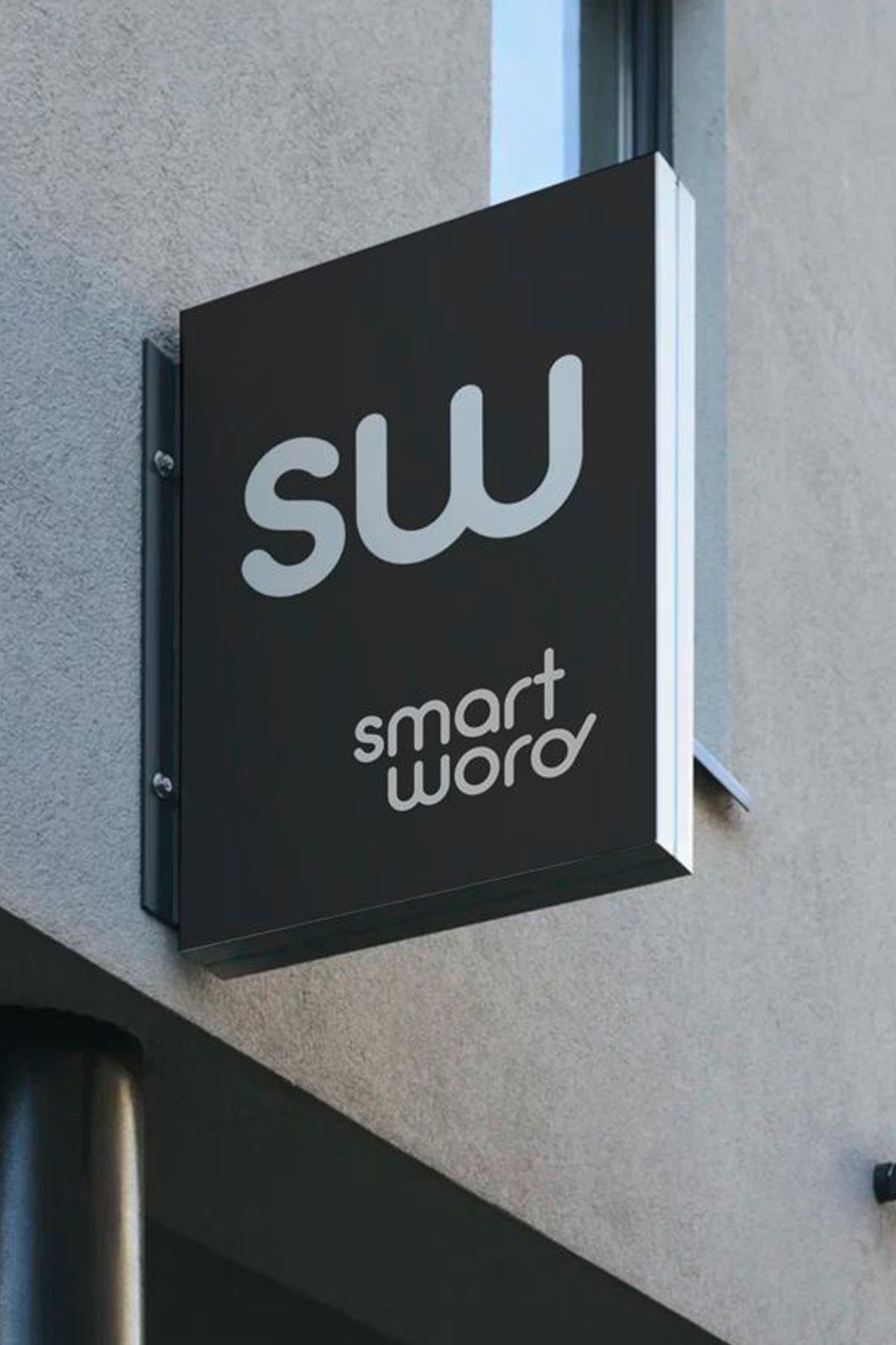 Консольная вывеска темно-серого цвета с логотипом бренда