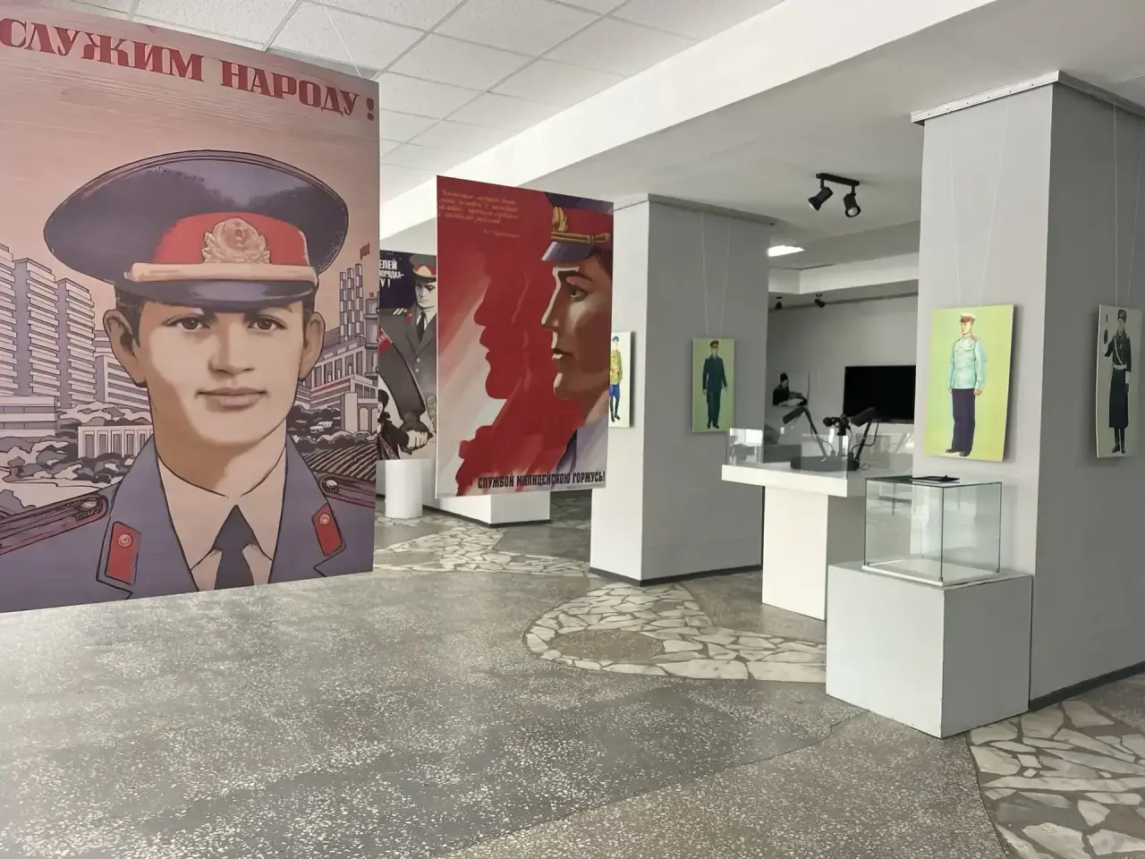 Ветеран у выставочного панно «Действительно народная» в день открытия экспозиции