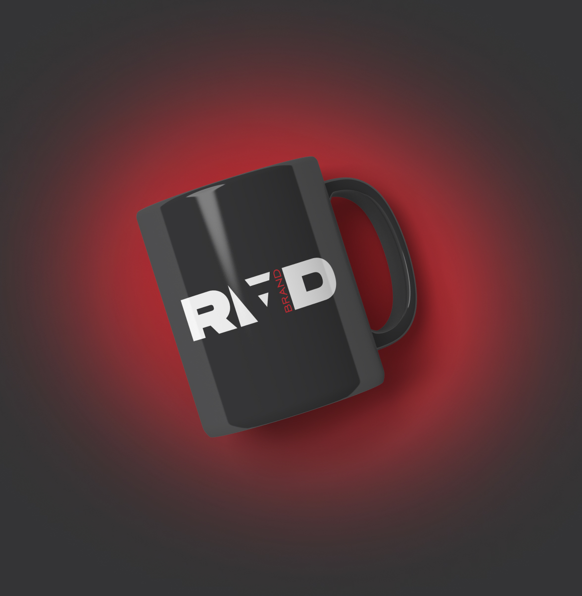 Пример брендинга: черная кружка с логотипом RAD на красном фоне