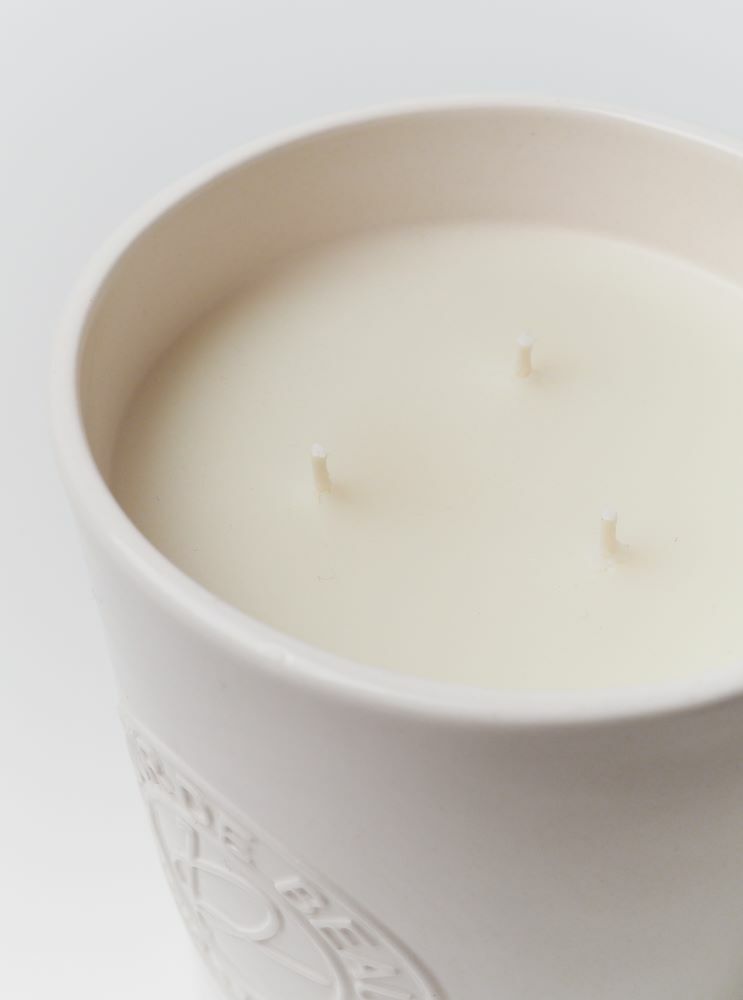 большая свеча в белом фарфоре