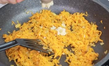 Приготовление ёжиков из фарша с рисом и подливкой: шаг 11