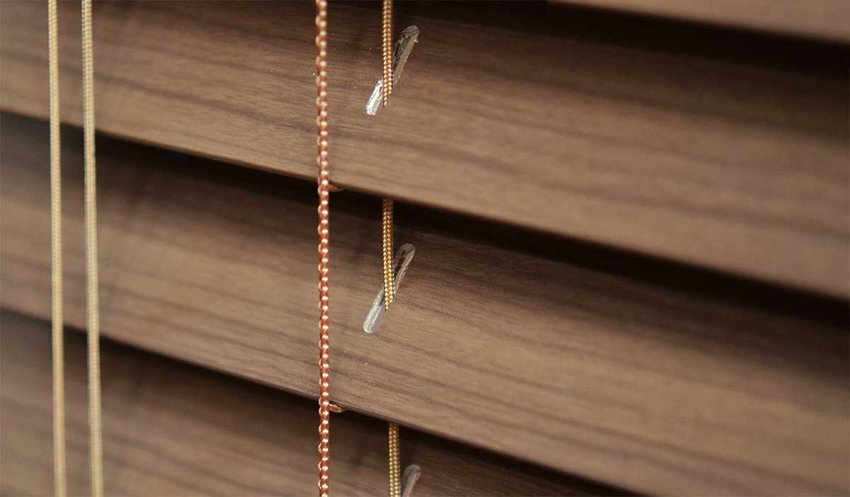 деревянные горизонтальные жалюзи близко, цвет темно-коричневый