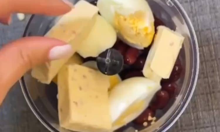 Приготовление паштета из фасоли и плавленного сыра: шаг 2