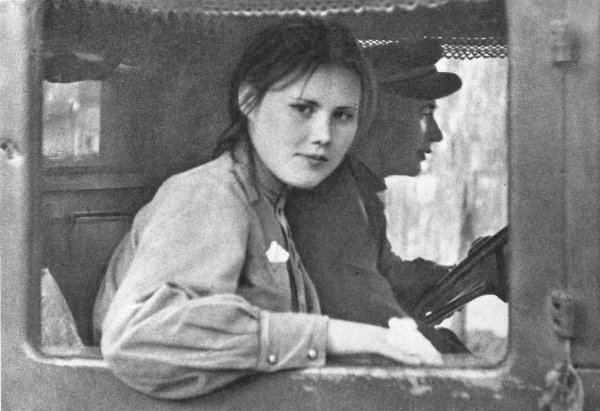 А кто поручится, что шофер военного грузовика не влюблен в свою красавицу-пассажирку? 