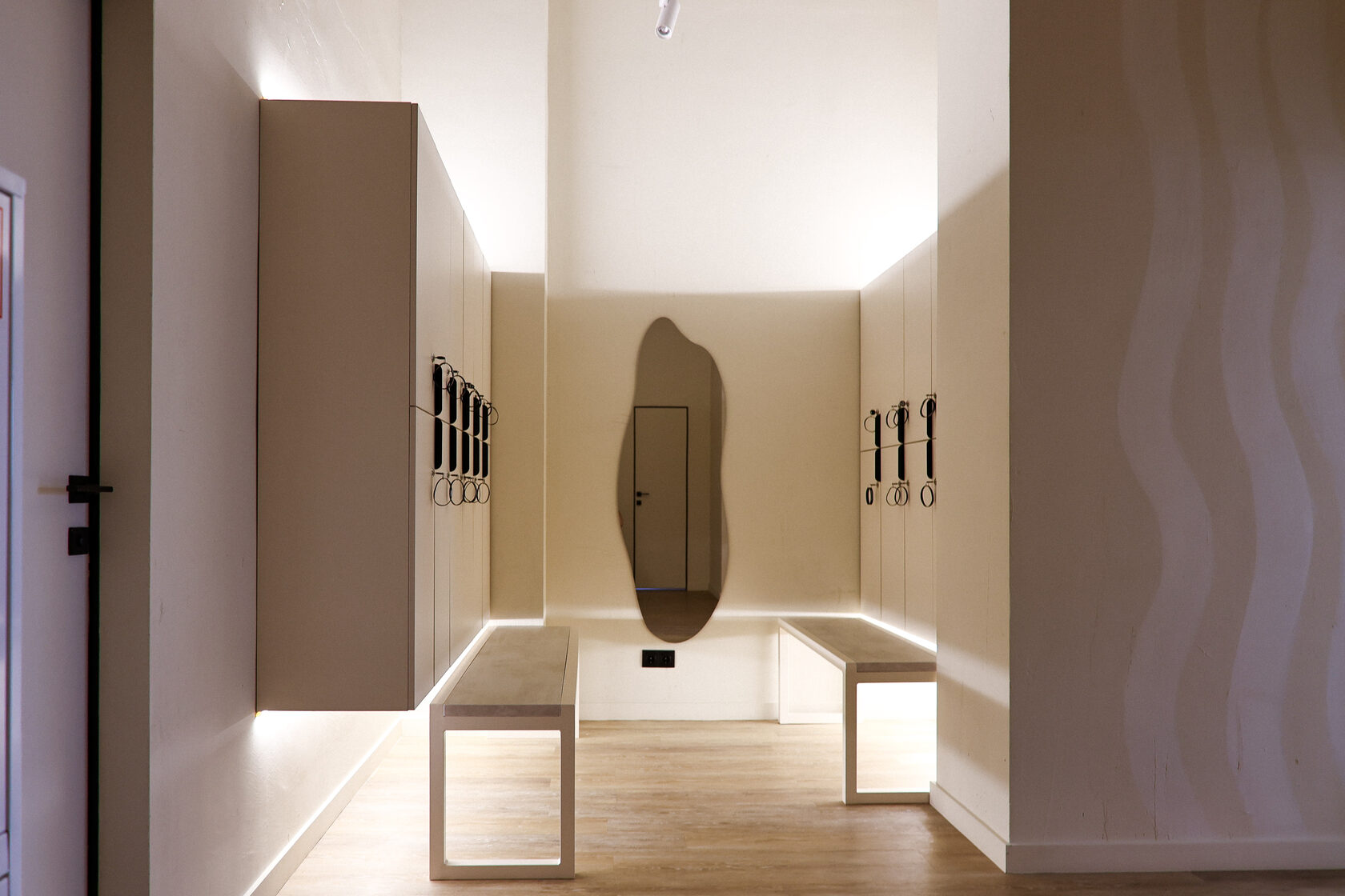 Раздевалка женской фитнес-студии Парадная 2/13 растяжка, фитнес, аэро йога