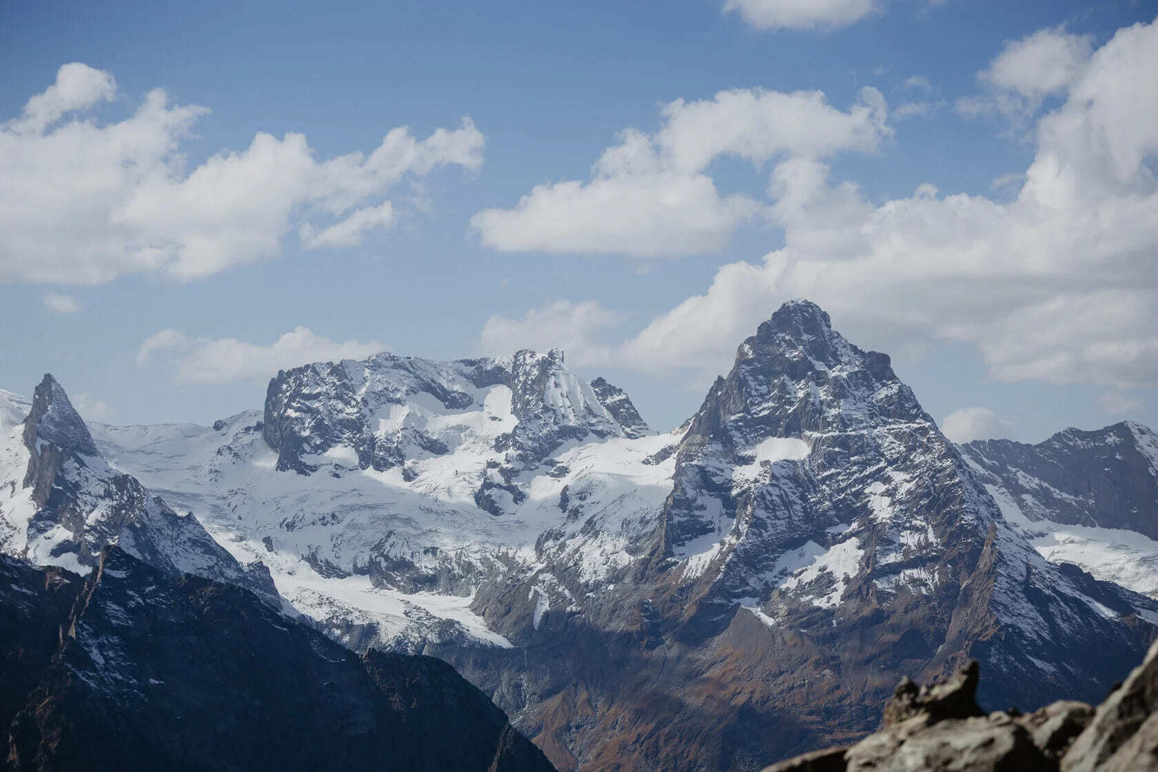Панорамный вид с горы Мусса-Ачитара на ледники Кавказа