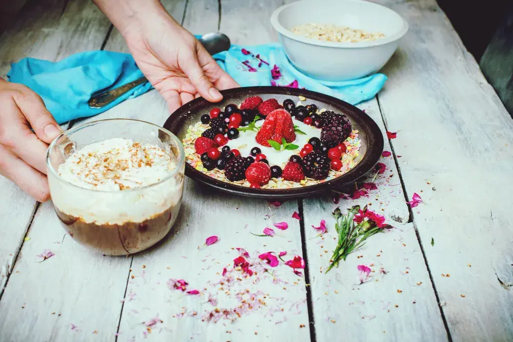 «Блюдо с богатыми ингредиентами — ягоды, семена, овсянка и йогуртовый крем» — иллюстрирует контент о ПП‑десертах, поддерживающих гормональный баланс.